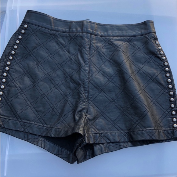 F21 Faux Leather Highwasted Shorts szM - Picture 3 of 4
